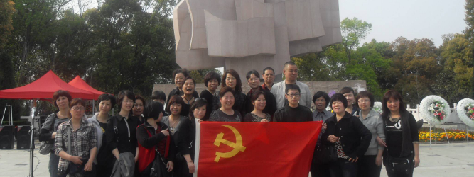 清明節組織全體黨員祭掃烈士墓